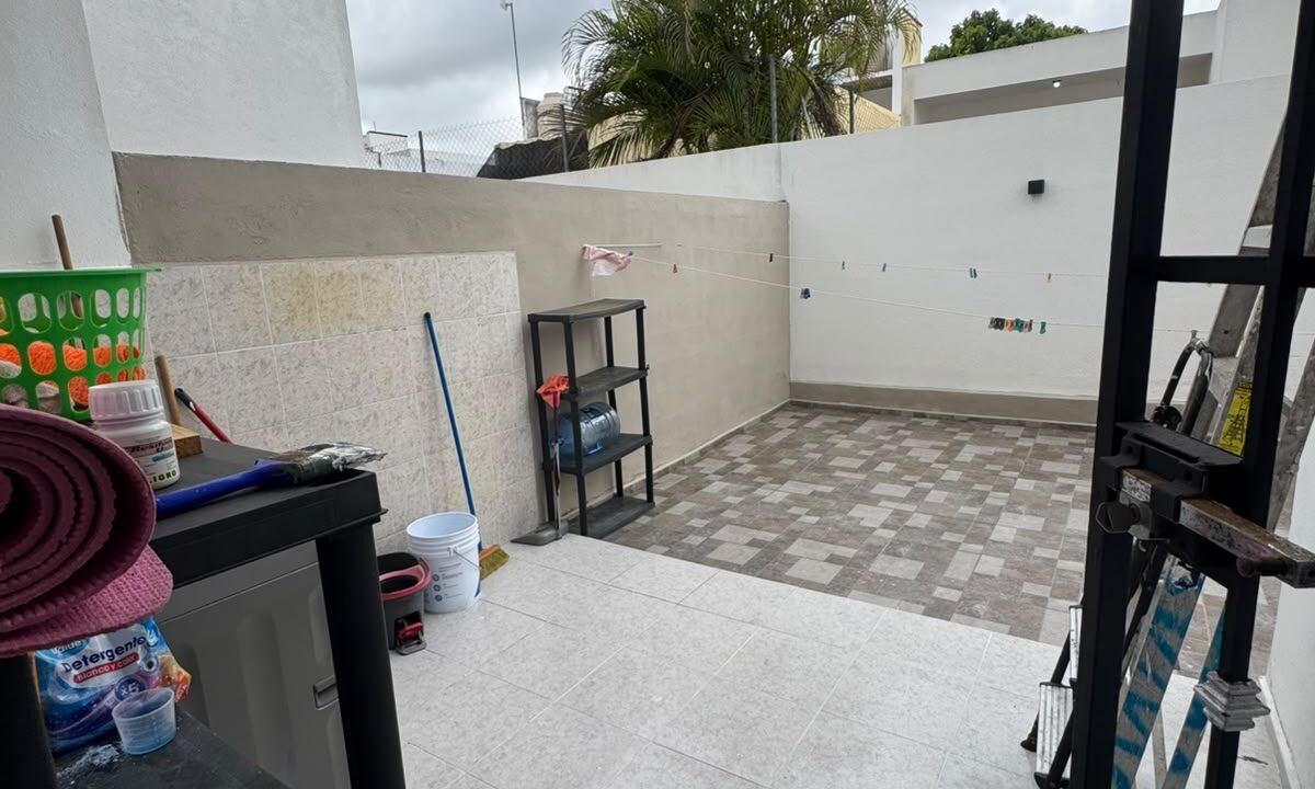 Casa en Venta en santa fe Cancun con recamara en planta baja y baño completo (24)