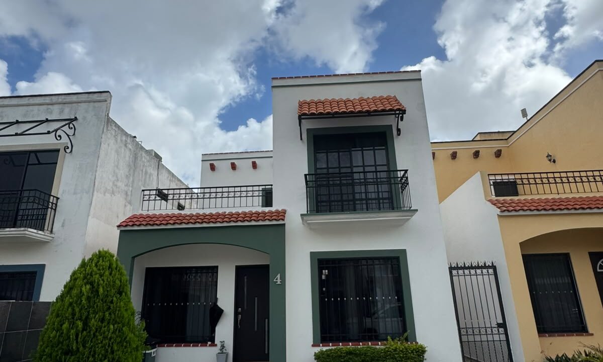 Casa en Venta en santa fe Cancun con recamara en planta baja y baño completo (3)
